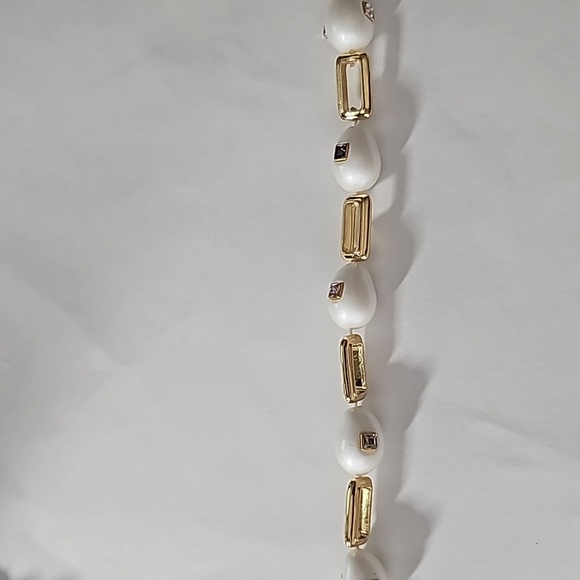 Ann Taylor Faux Pearl & Gold Bracelet NWOT - Picture 3 of 3